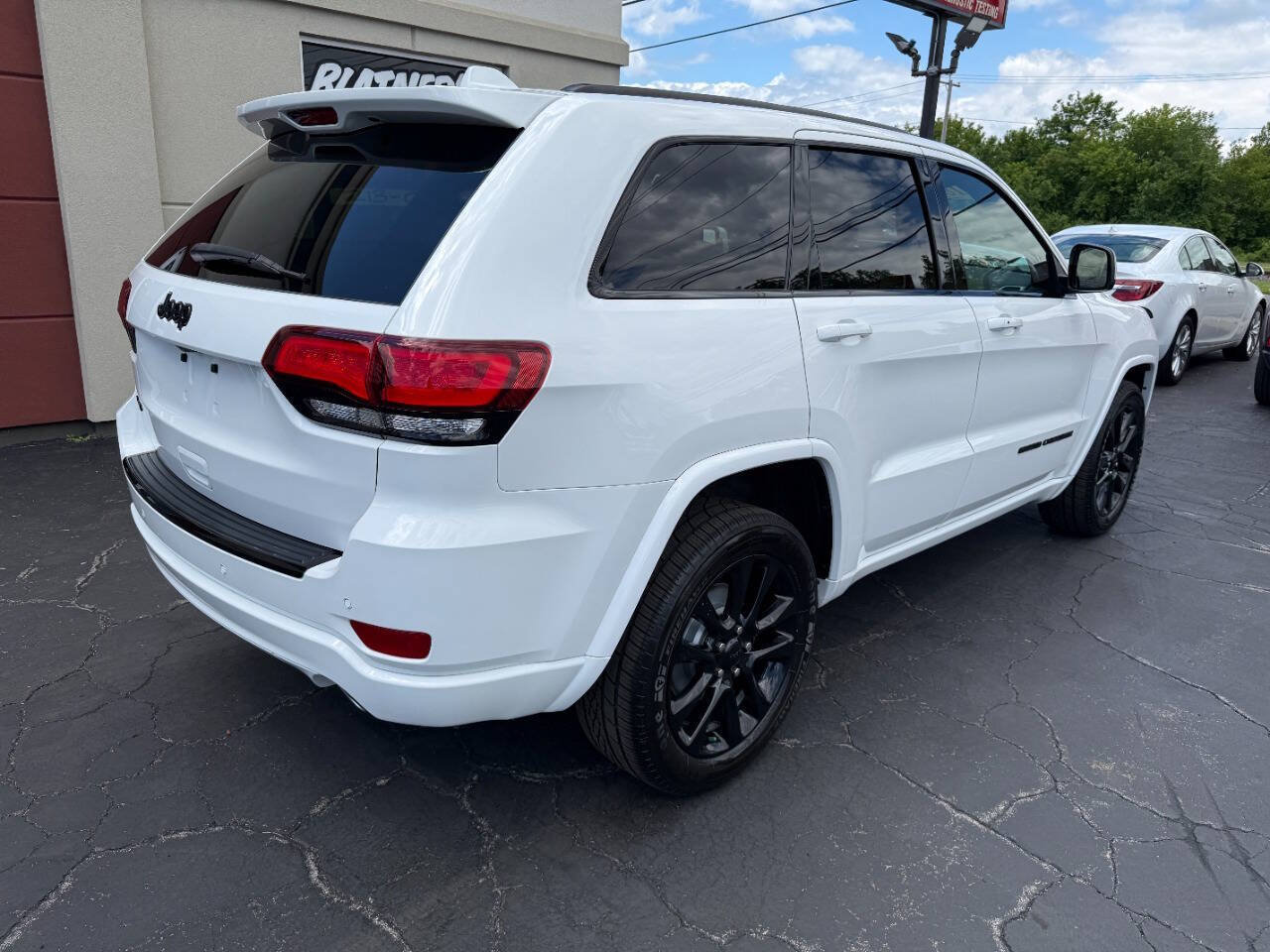 Used 2018 Jeep Grand Cherokee Altitude AWD/4WD image 6