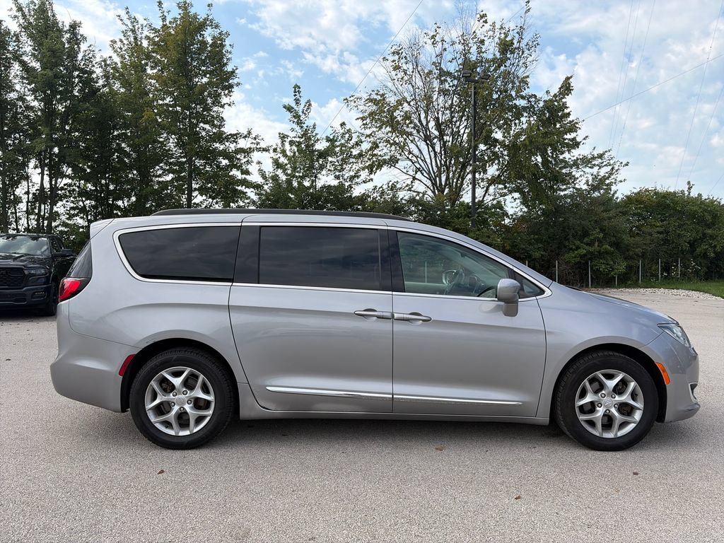 Used 2017 Chrysler Pacifica Touring-L w/ Tire & Wheel Group FWD image 4
