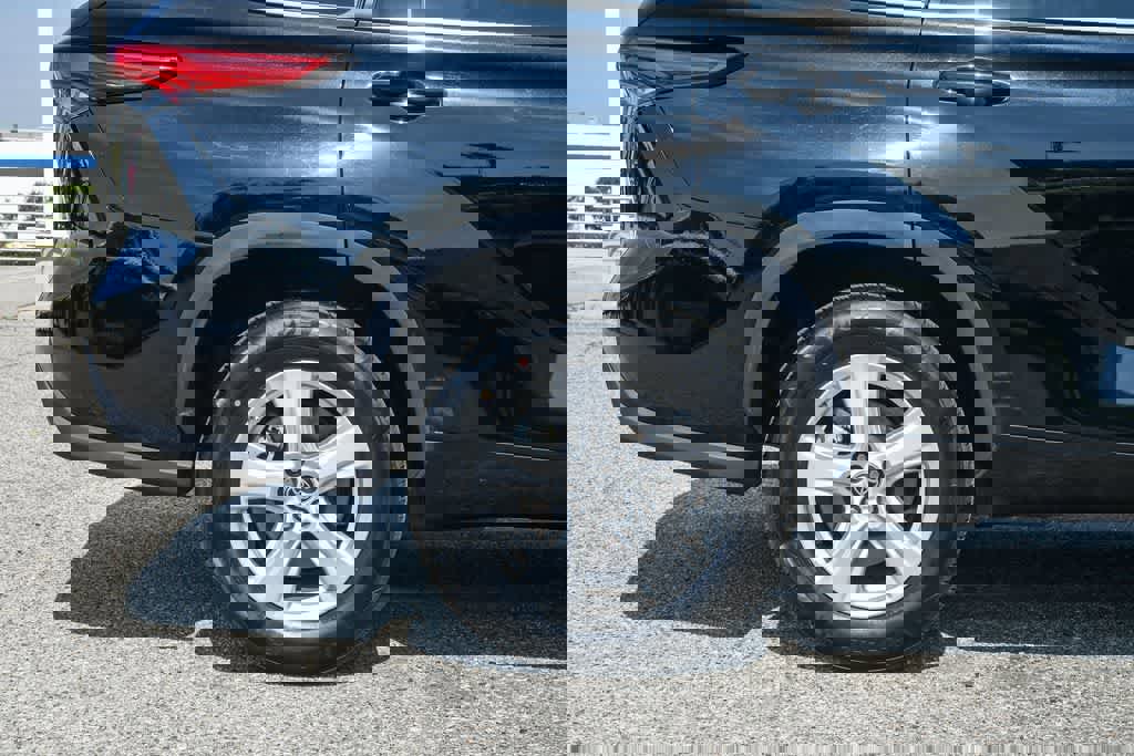 Used 2023 Toyota Highlander LE image 10