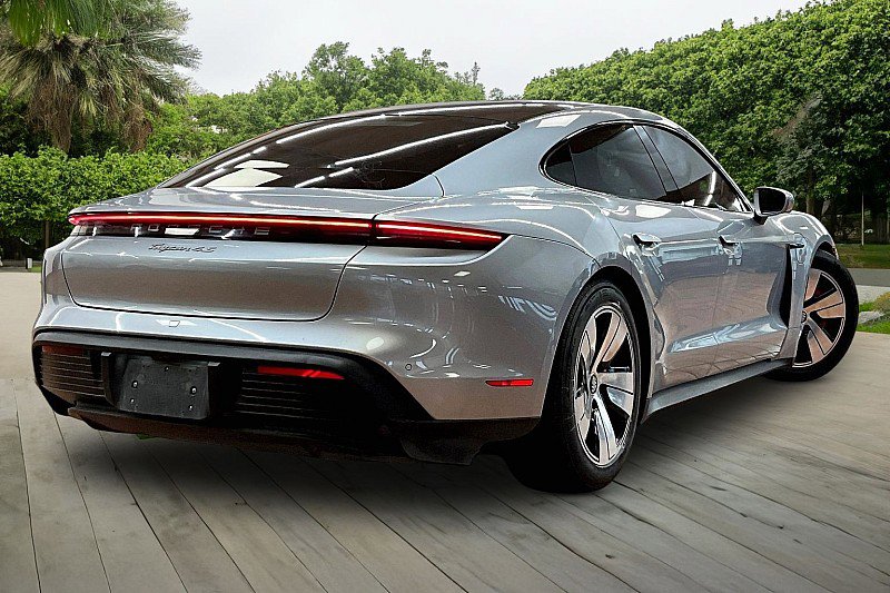 Used 2021 Porsche Taycan 4S w/ Premium Package AWD/4WD image 2