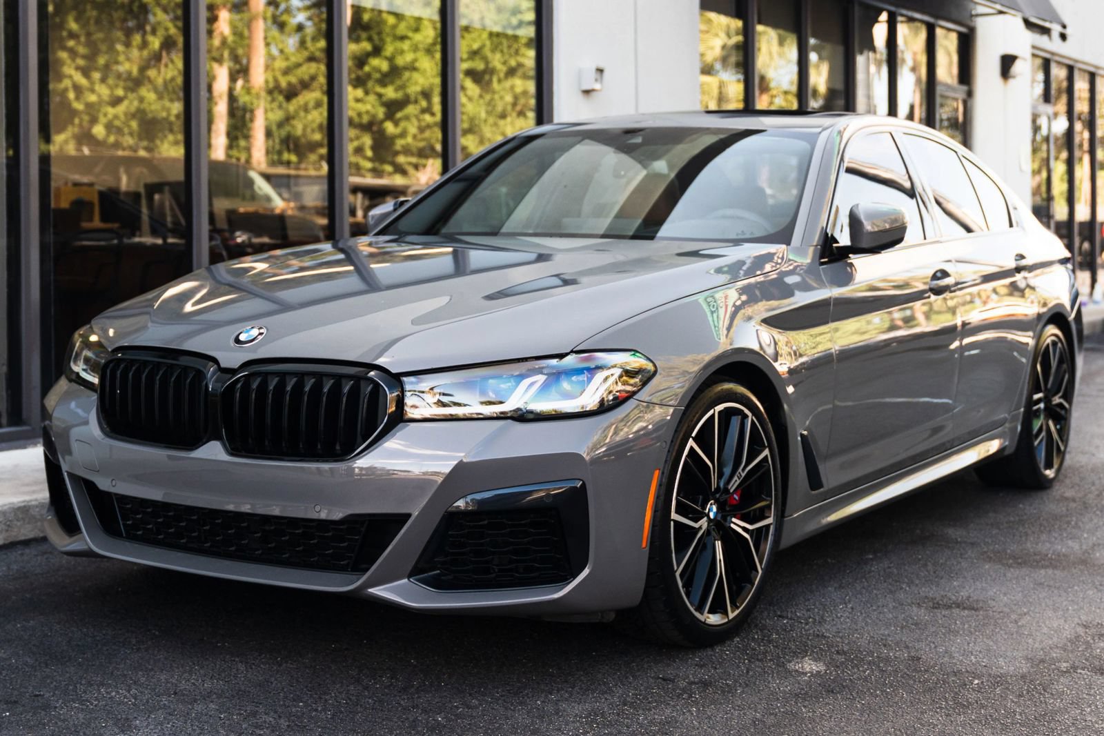 Used 2021 BMW 530i w/ M Sport Package RWD image 3