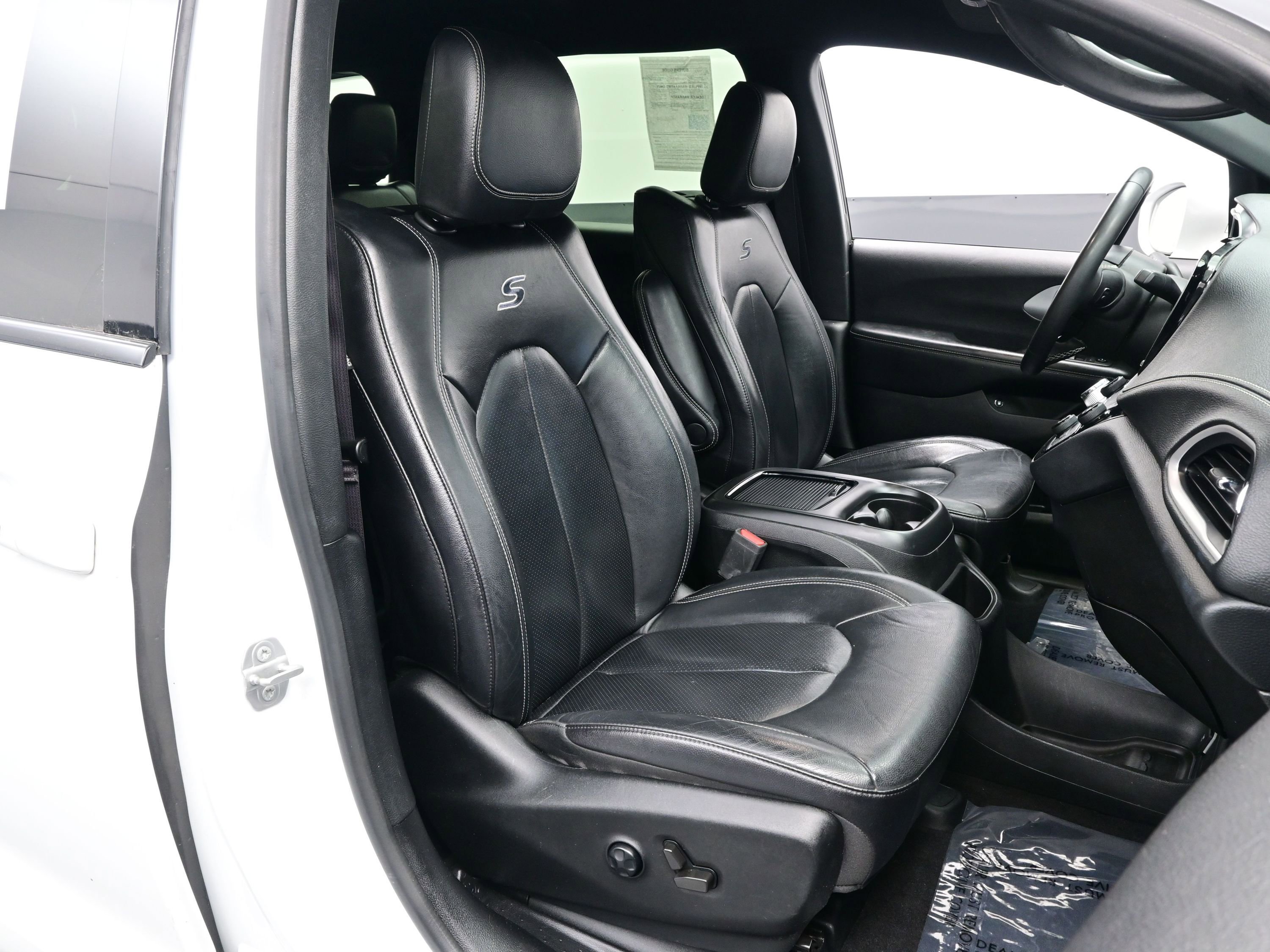 Used 2022 Chrysler Pacifica Touring-L w/ Uconnect Theater Family Group image 13