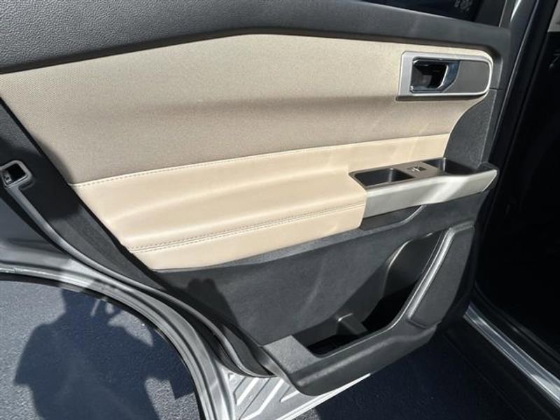 Used 2020 Ford Explorer XLT w/ Comfort Package image 25