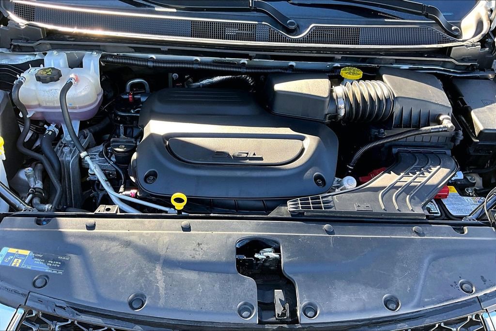 Used 2024 Chrysler Pacifica Touring-L image 29