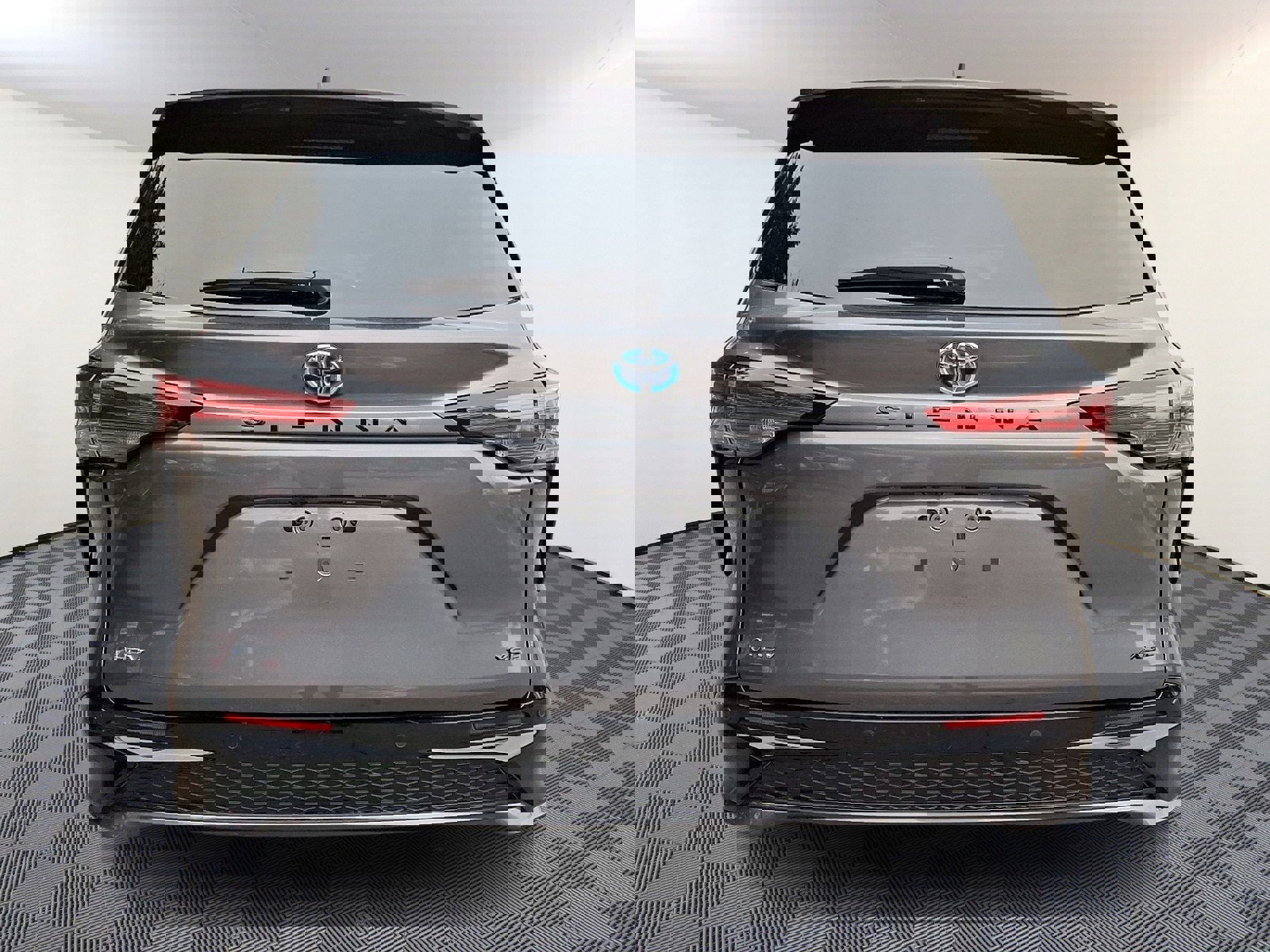 Used 2025 Toyota Sienna XSE FWD image 5