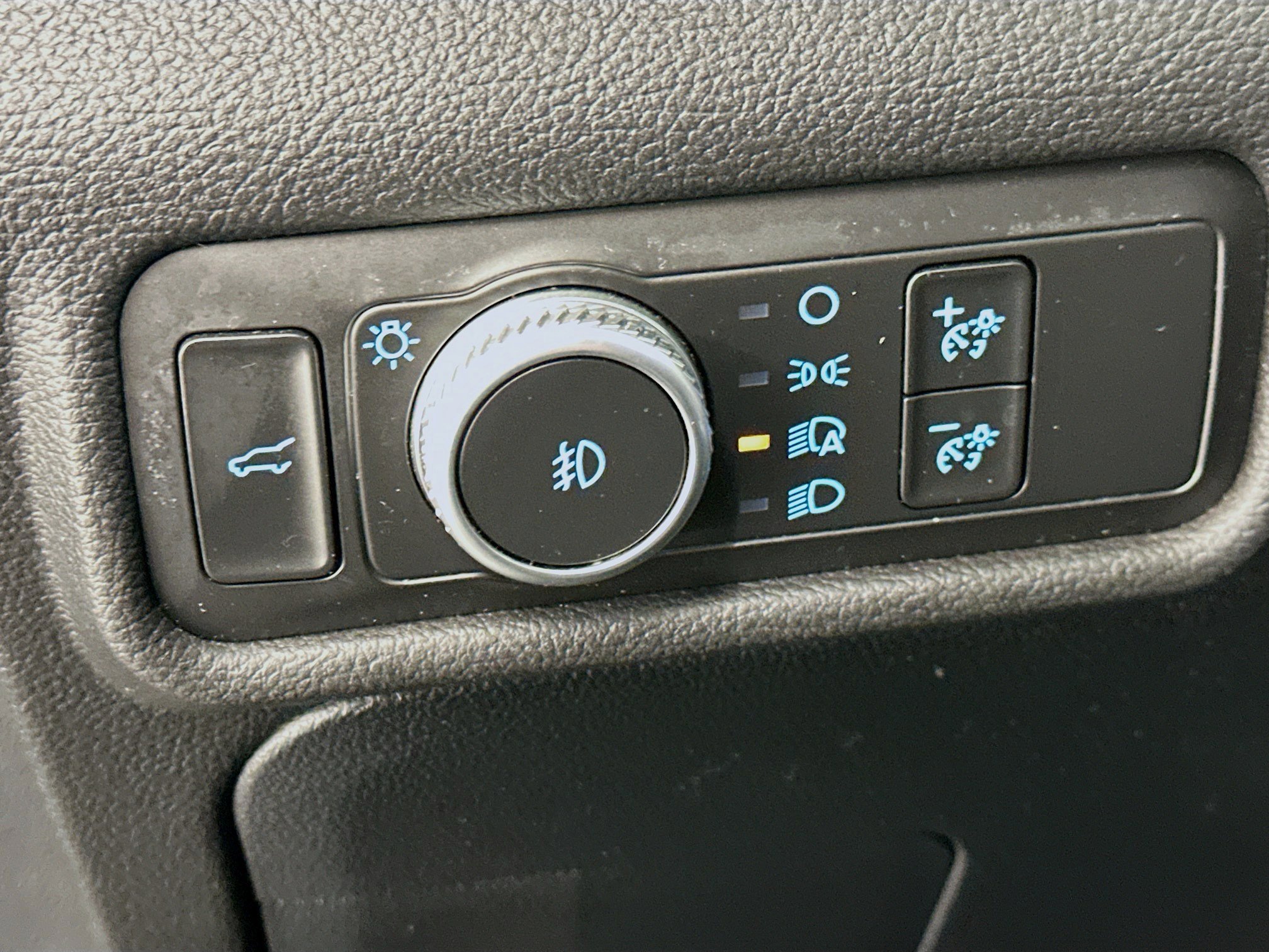 Used 2020 Ford Explorer XLT w/ Equipment Group 202A image 17