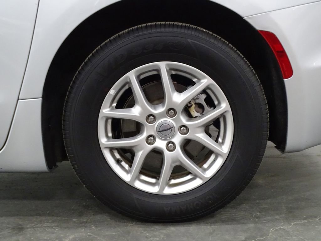 Used 2024 Chrysler Pacifica Touring-L image 47