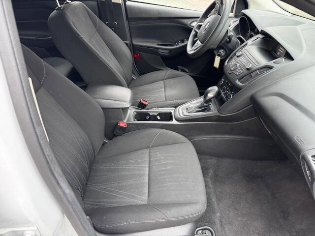 Used 2018 Ford Focus SE w/ SE Appearance Package image 23