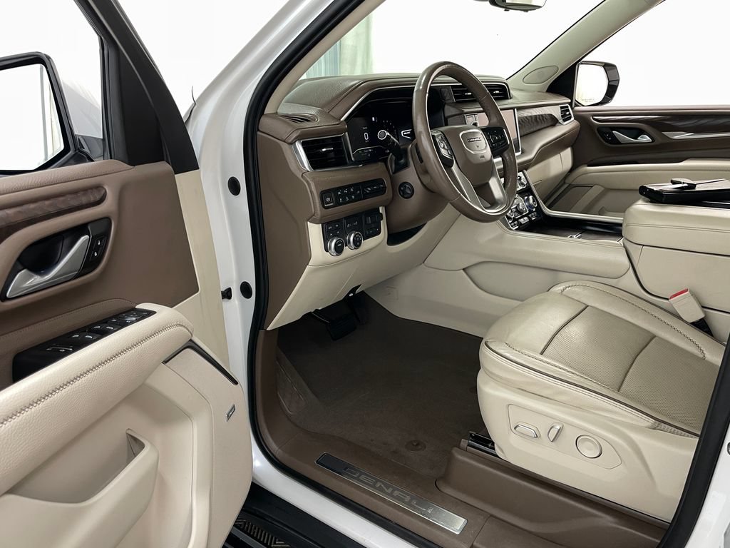 Used 2022 GMC Yukon XL Denali w/ Denali Premium Package AWD/4WD image 30