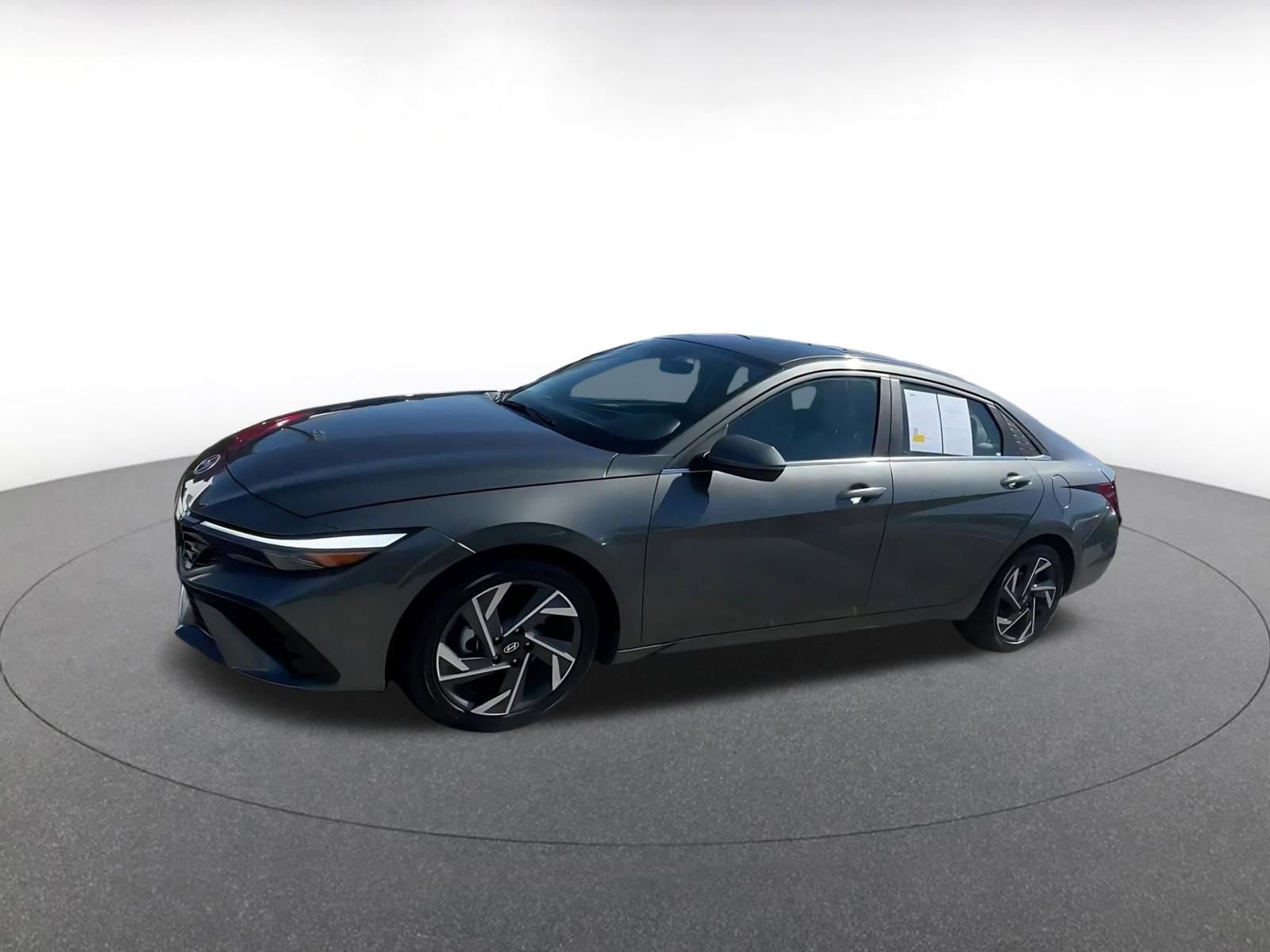 Used 2025 Hyundai Elantra Limited image 8