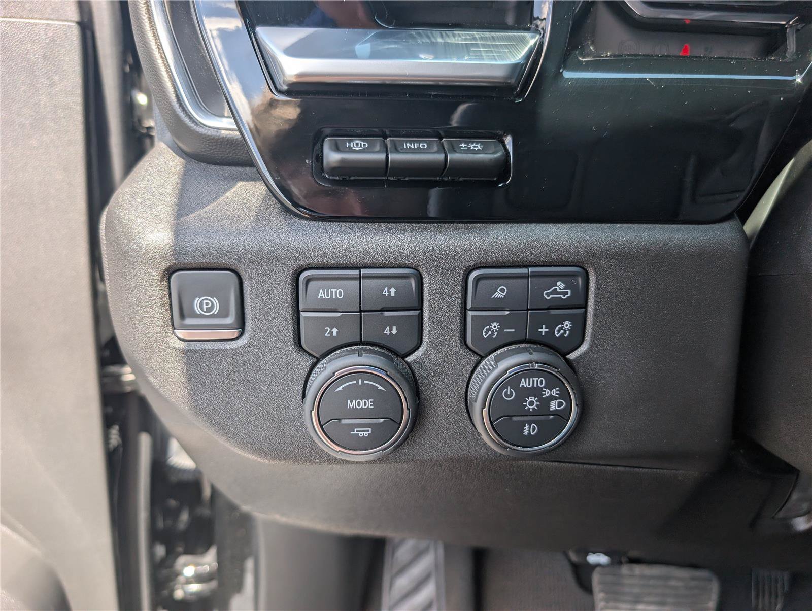 Used 2024 Chevrolet Silverado 2500 High Country w/ Technology Package AWD/4WD image 32