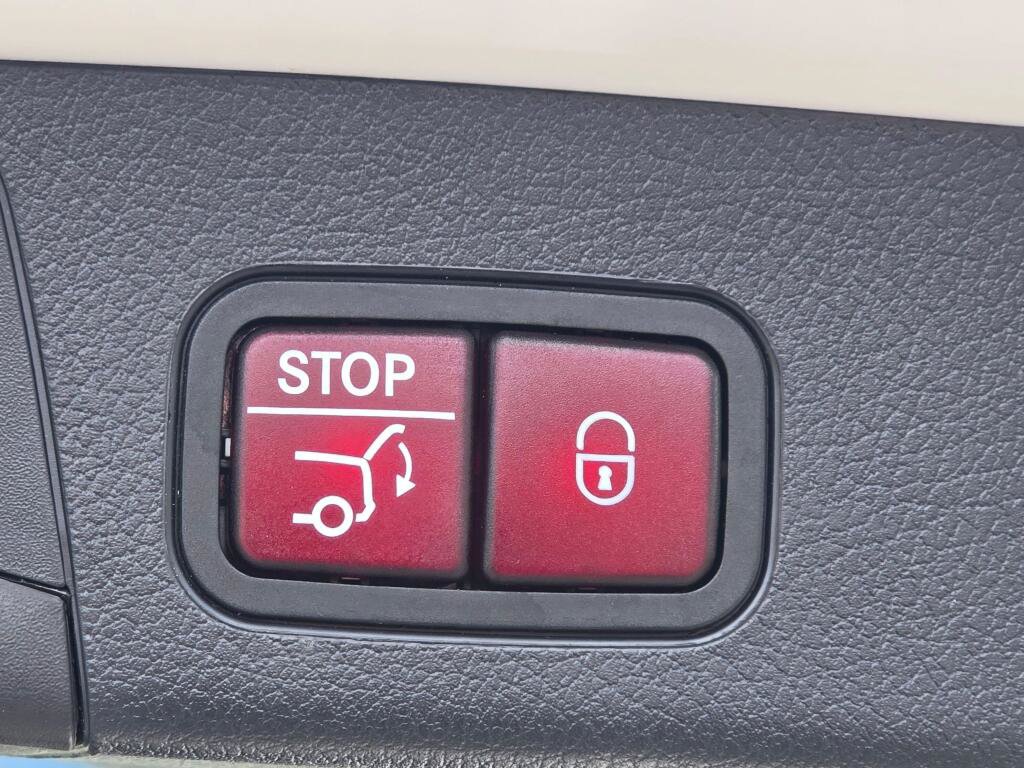 Used 2025 Mercedes-Benz GLB 250 4MATIC image 22