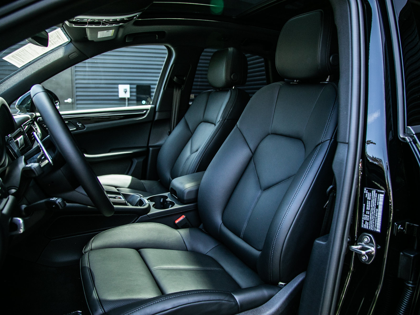 Certified 2026 Porsche Macan AWD/4WD image 5