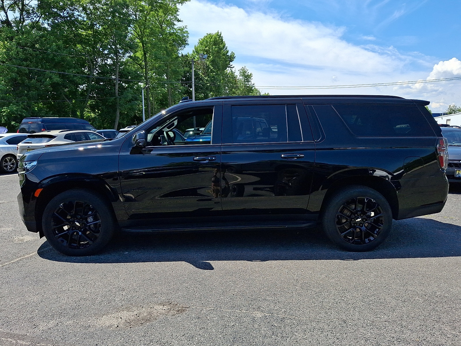 Used 2023 Chevrolet Suburban RST w/ Luxury Package AWD/4WD image 4
