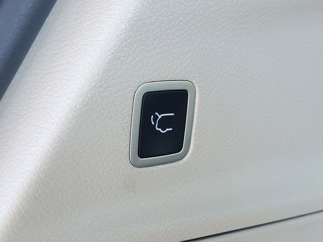 Used 2023 Chrysler Pacifica Touring-L image 9