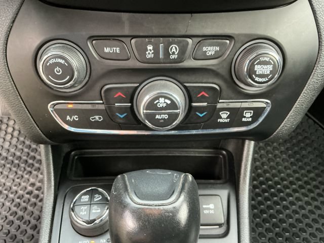Used 2019 Jeep Cherokee Trailhawk w/ Comfort & Convenience Group AWD/4WD image 17
