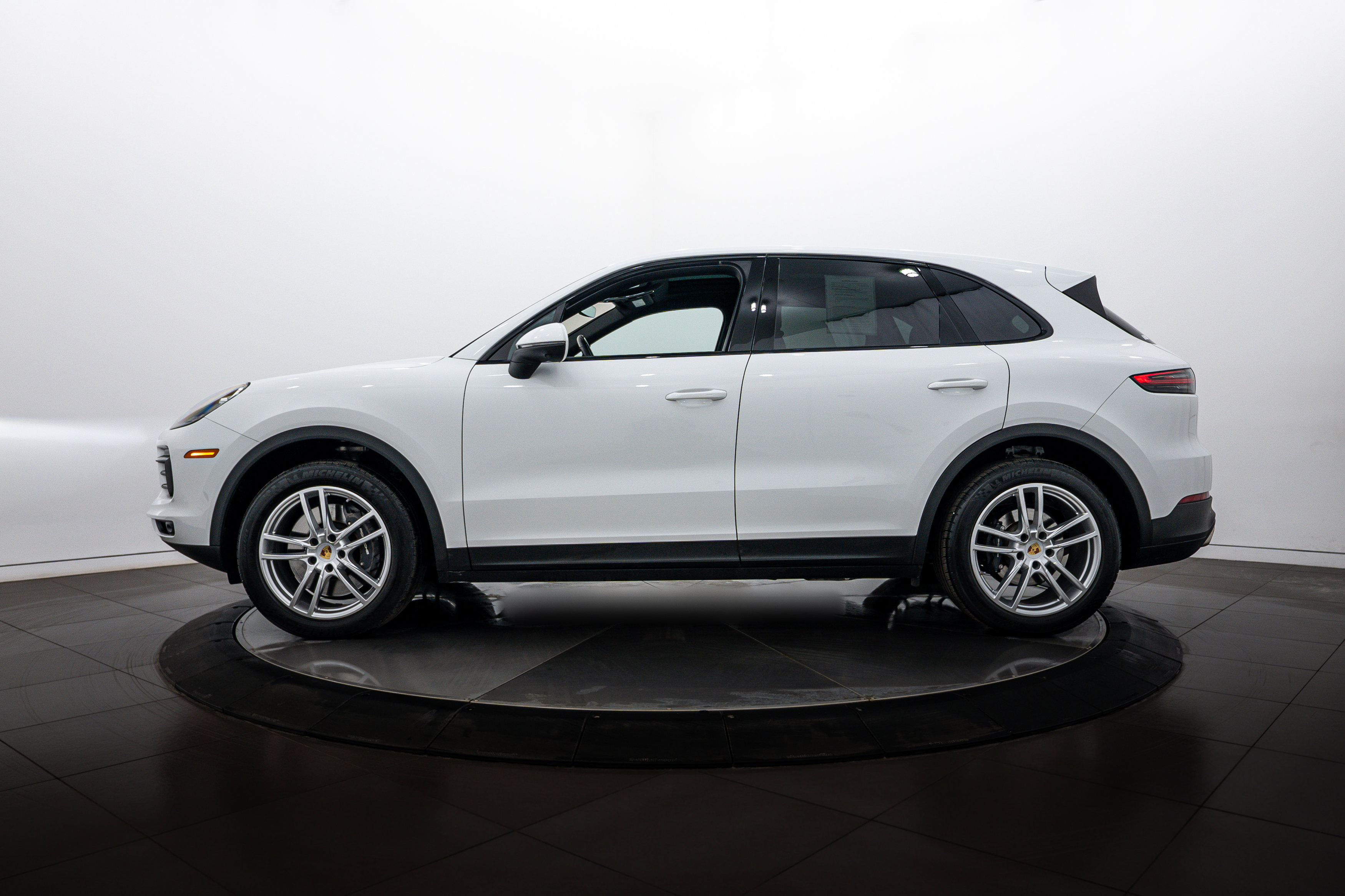 Certified 2023 Porsche Cayenne image 2