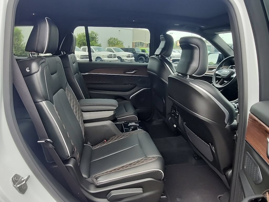 Used 2025 Jeep Grand Cherokee L Summit w/ Obsidian Package AWD/4WD image 47