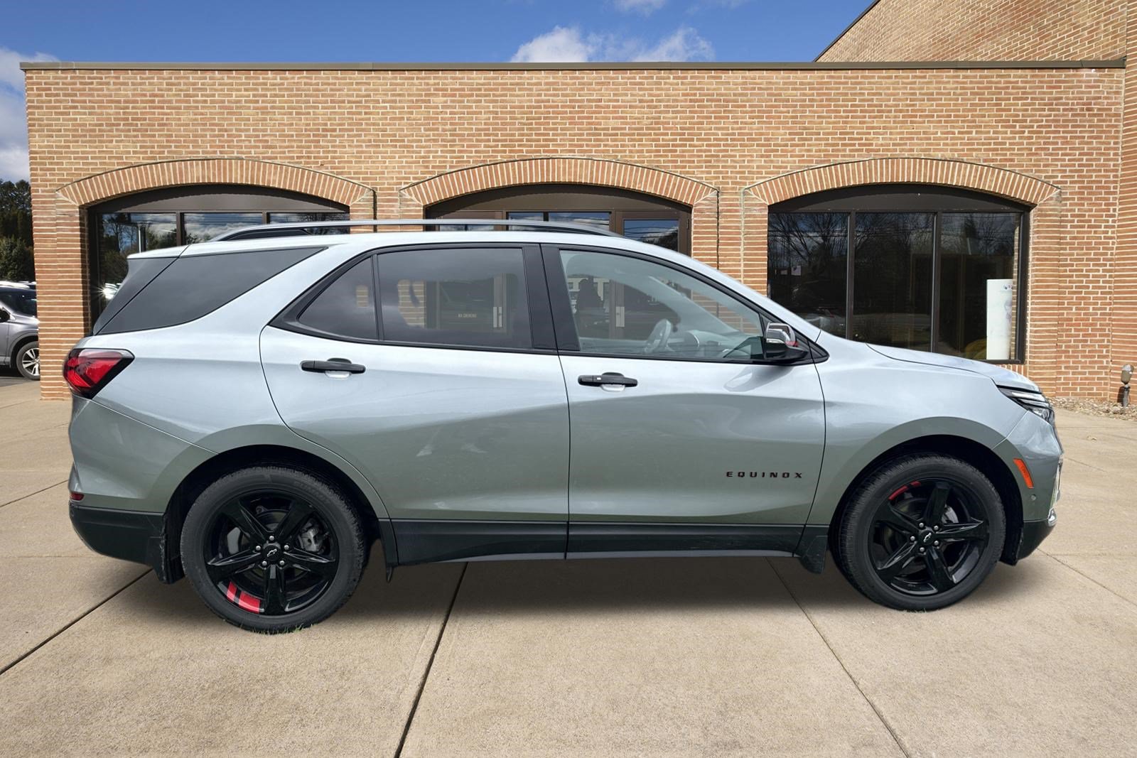 Used 2023 Chevrolet Equinox Premier AWD/4WD image 2