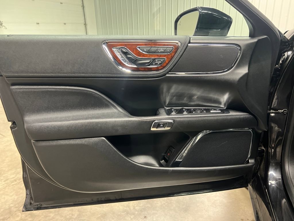 Used 2019 Lincoln Continental Select w/ Continental Climate Package image 10