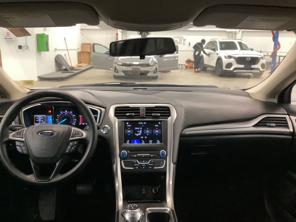 Used 2017 Ford Fusion SE w/ Fusion SE Technology Package FWD image 6