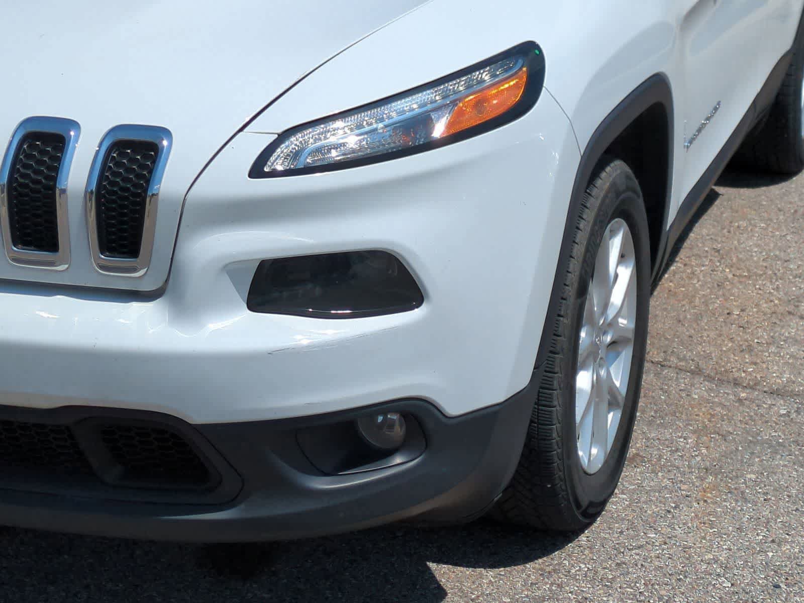 Used 2018 Jeep Cherokee Latitude Plus w/ Cold Weather Group FWD image 11