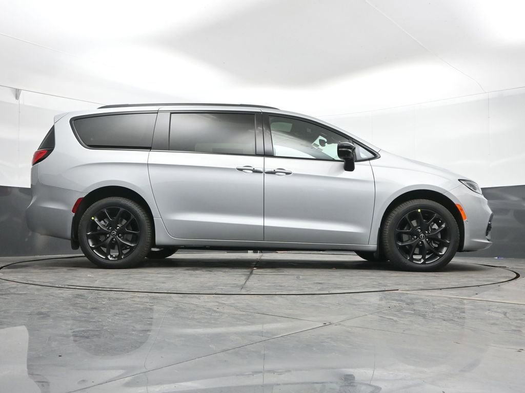 New 2026 Chrysler Pacifica Select w/ S Appearance Package AWD/4WD image 40