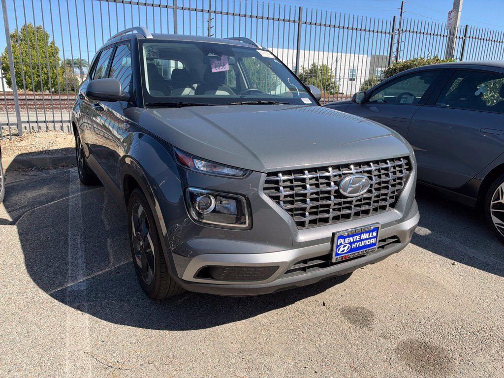 Used 2025 Hyundai Venue SEL FWD image 1