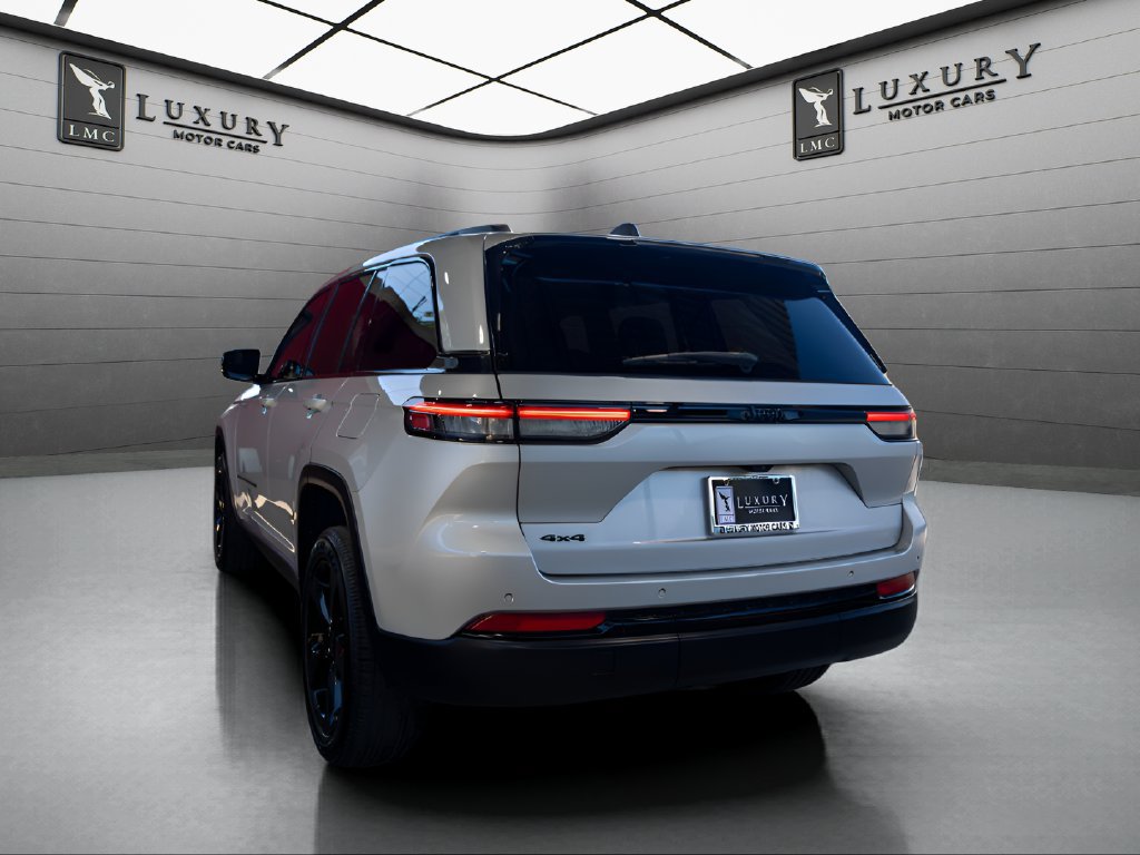 Used 2023 Jeep Grand Cherokee Altitude AWD/4WD image 6