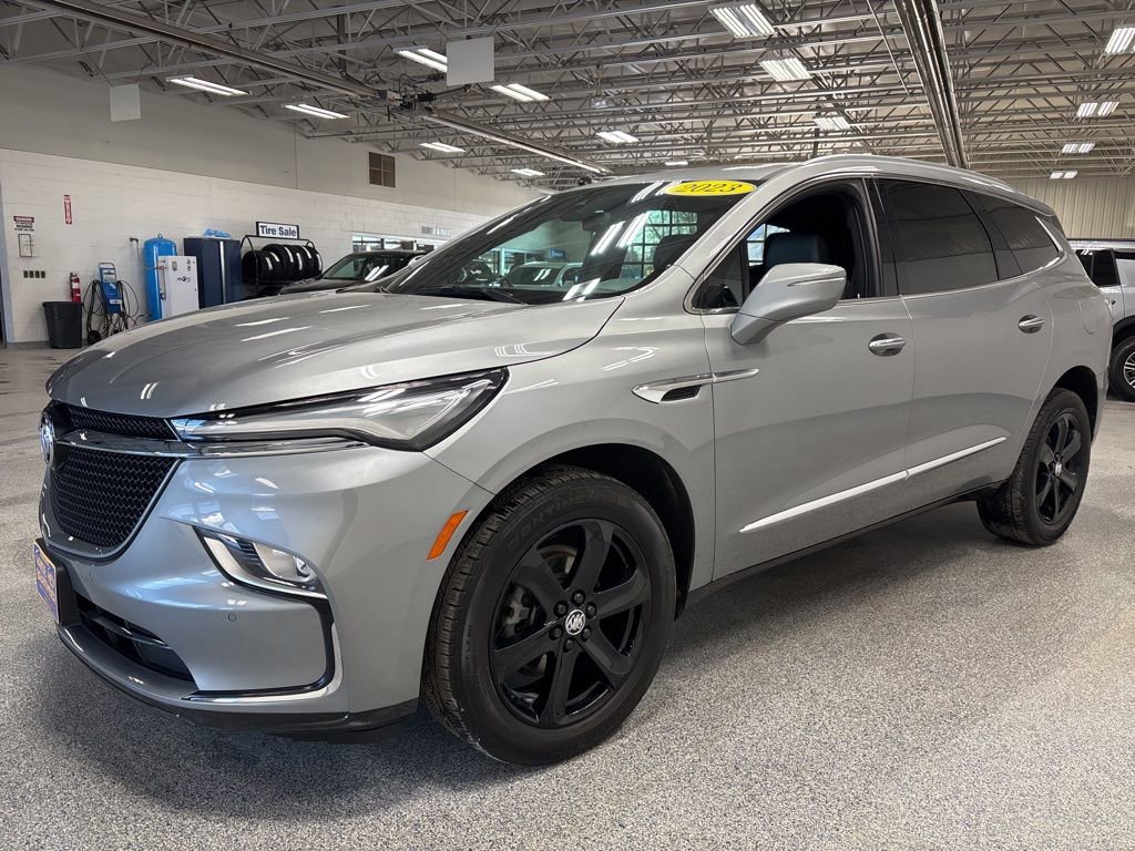 Used 2023 Buick Enclave Essence w/ Sport Touring Edition image 3