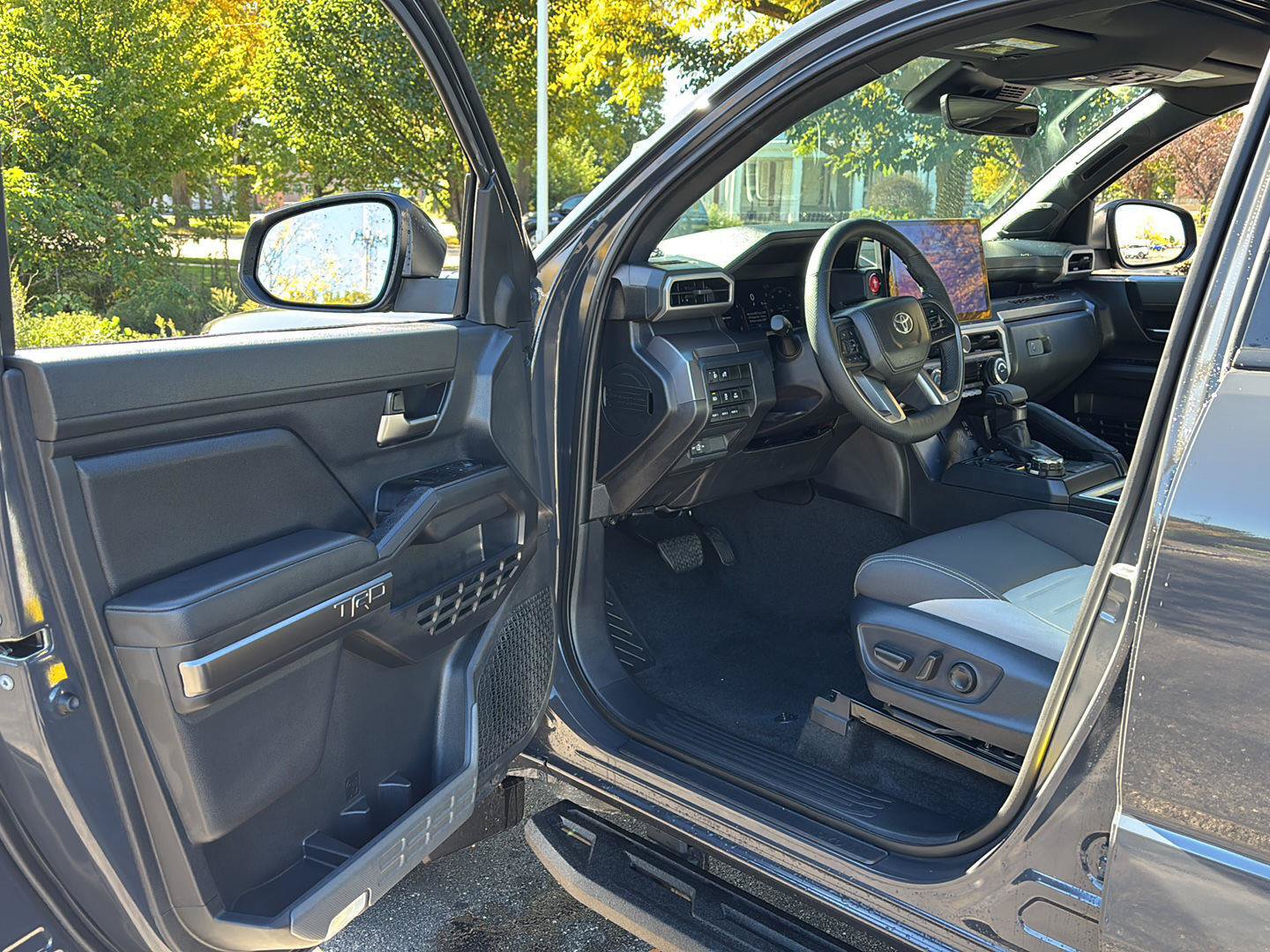 Used 2026 Toyota Tacoma TRD Off-Road w/ TRD Off Road Upgrade Package AWD/4WD image 2