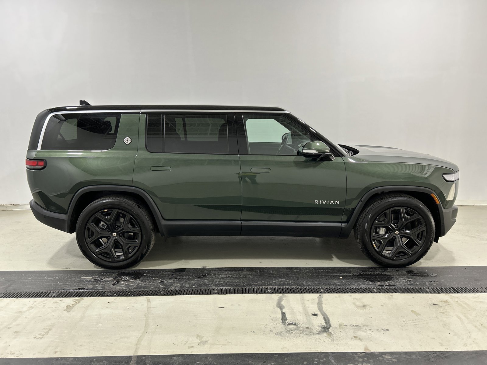 Used 2023 Rivian R1S Adventure image 6