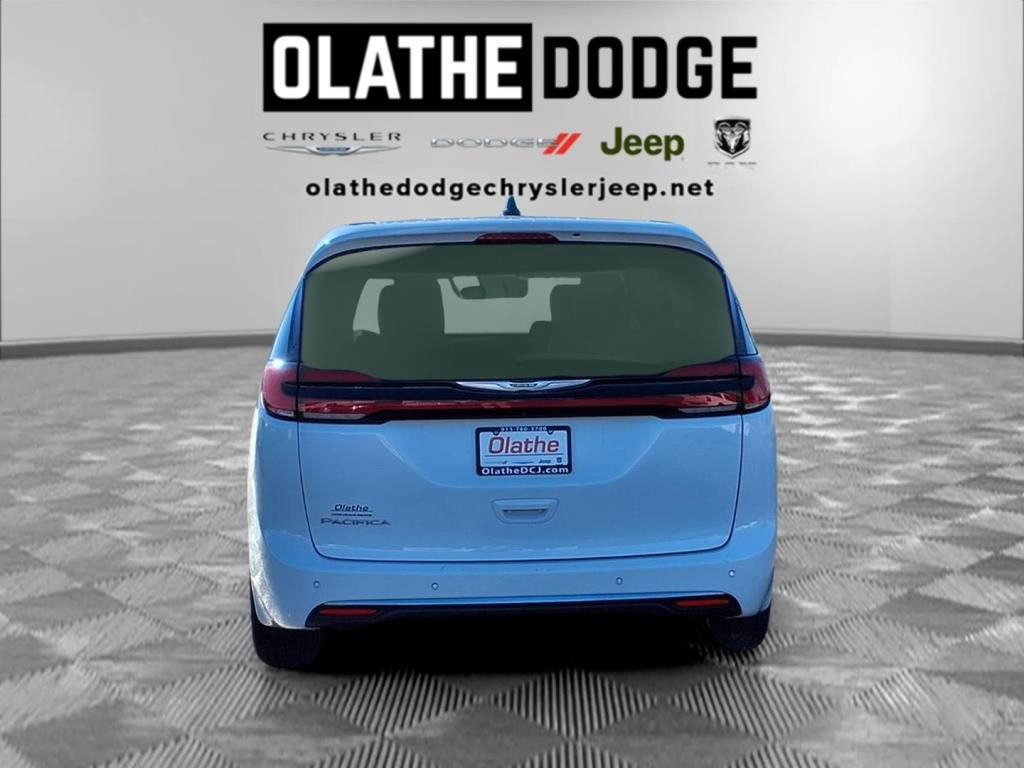 Certified 2024 Chrysler Pacifica Touring-L image 28