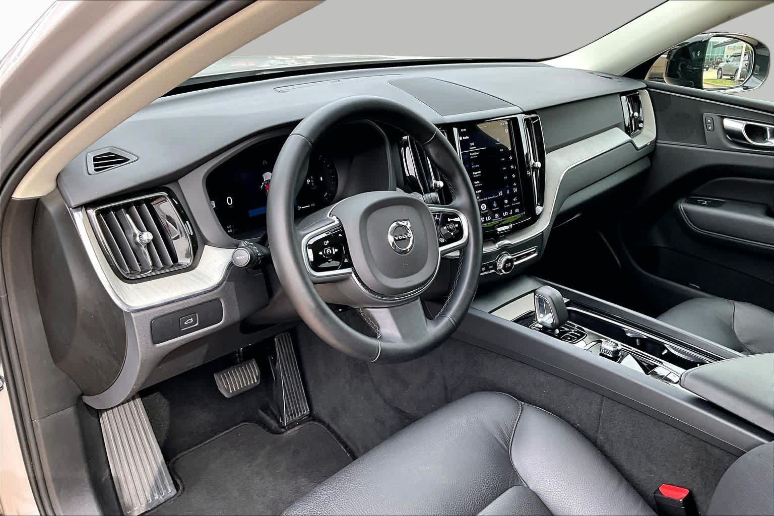 Used 2025 Volvo XC60 B5 Plus AWD/4WD image 17