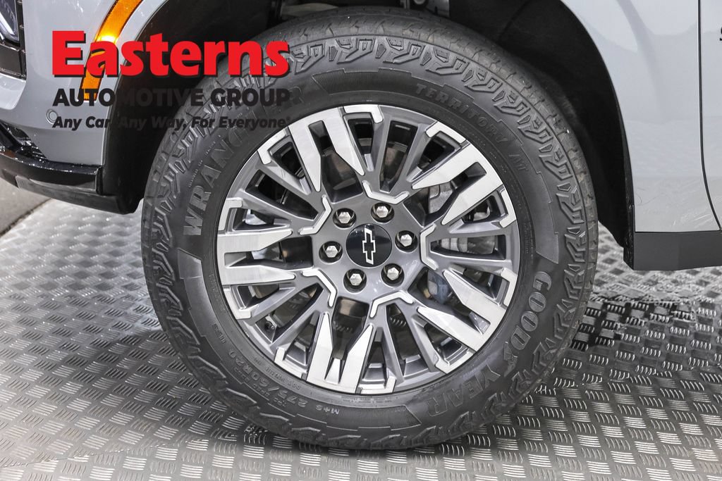 Used 2025 Chevrolet Suburban Z71 AWD/4WD image 35