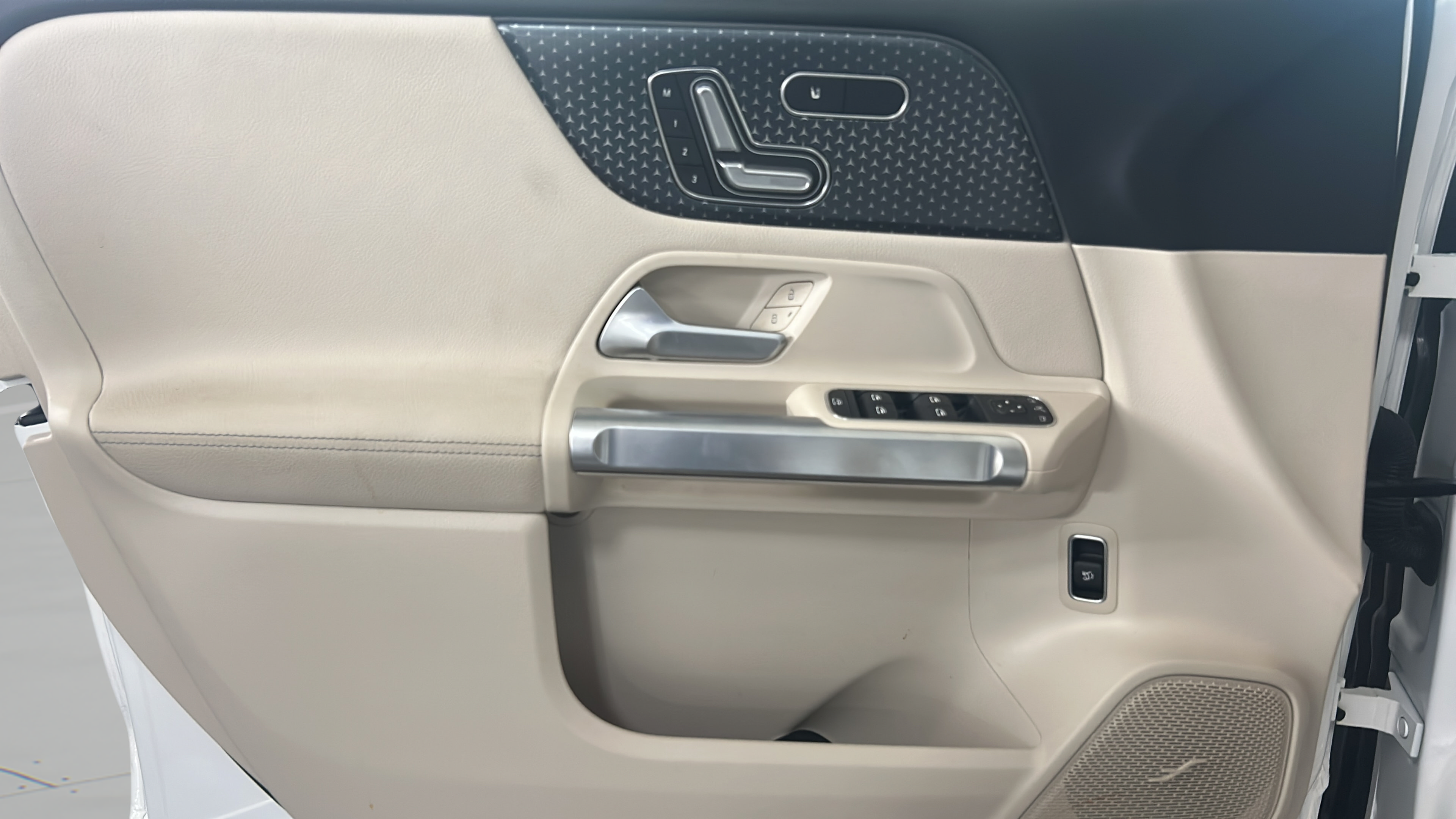 Used 2025 Mercedes-Benz GLB 250 image 13