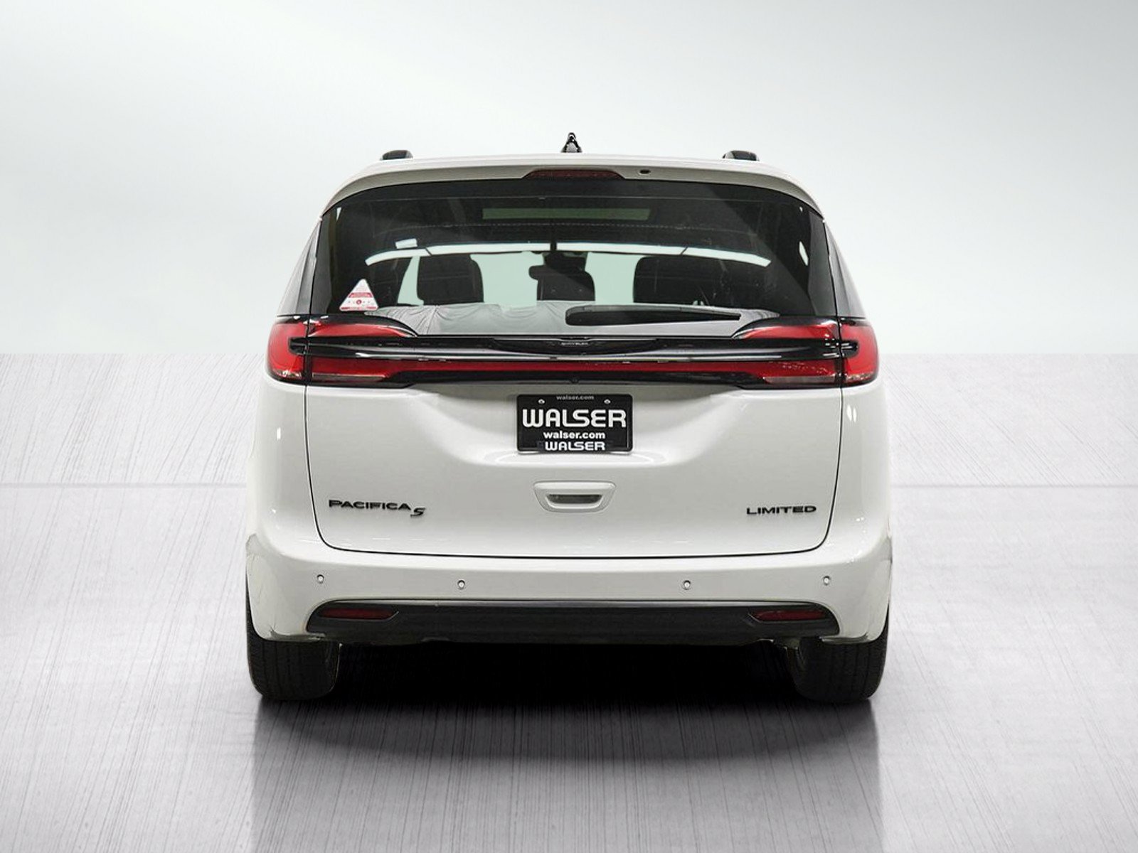 Used 2025 Chrysler Pacifica Limited FWD image 4