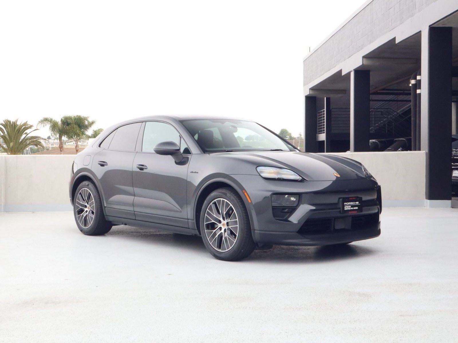 Used 2025 Porsche Macan Electric w/ Premium Package RWD image 7