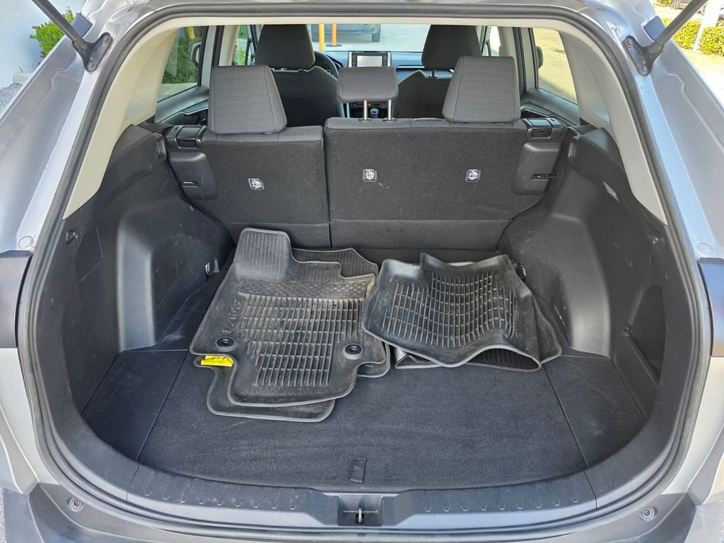 Used 2021 Toyota RAV4 LE image 16