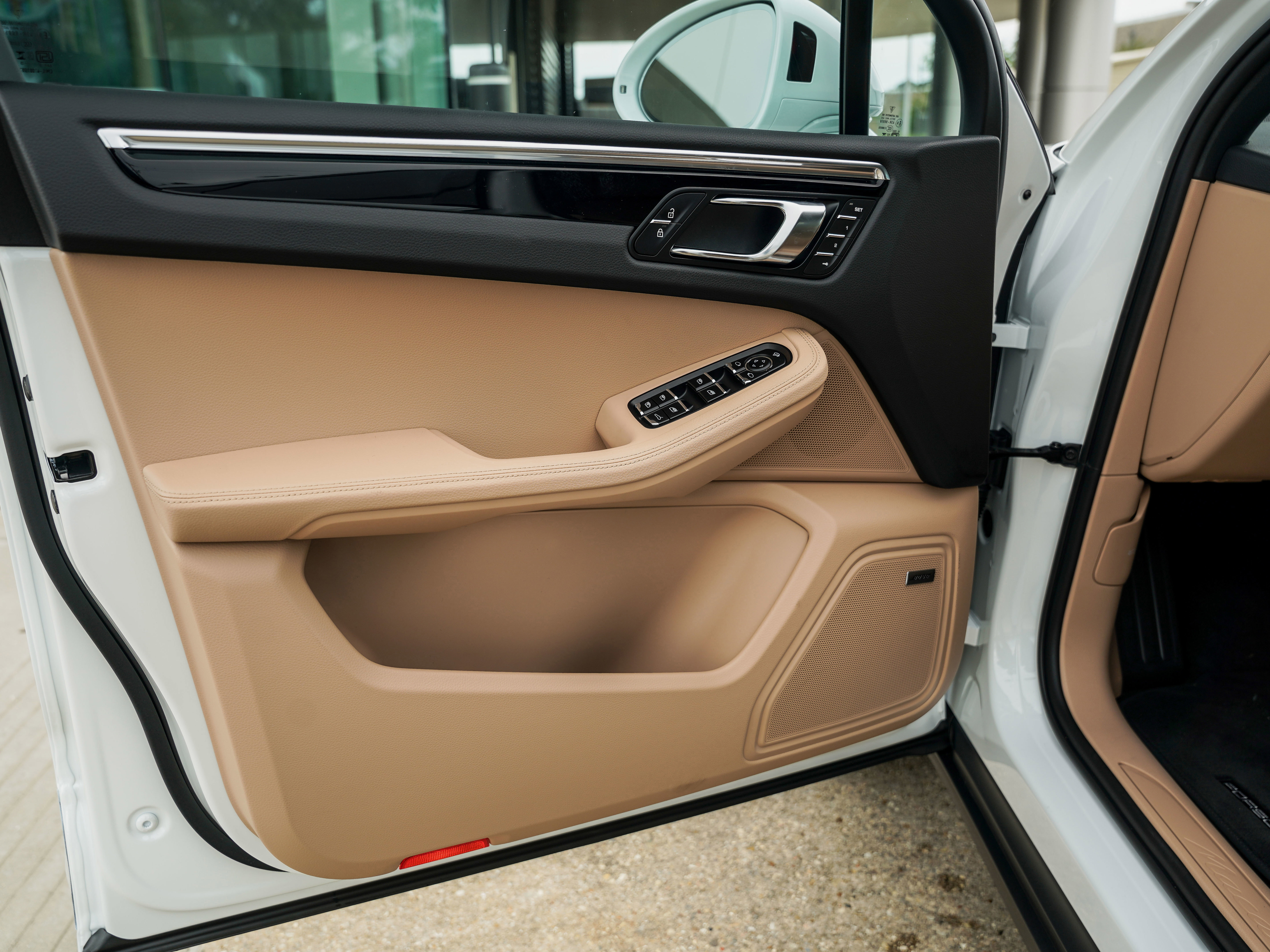 Certified 2025 Porsche Macan image 16