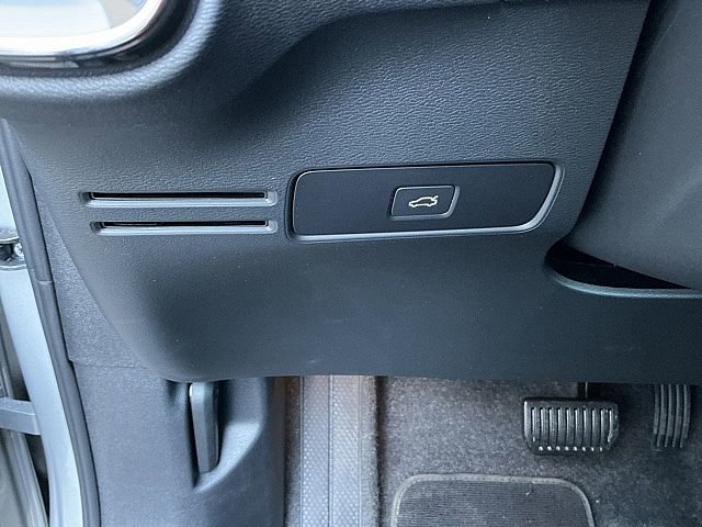 Certified 2025 Volvo XC40 B5 Plus image 22