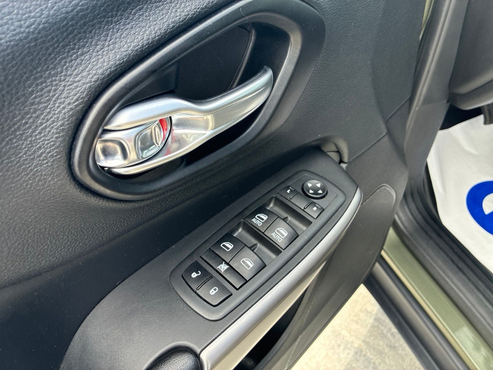 Used 2021 Jeep Cherokee Latitude Lux FWD image 13