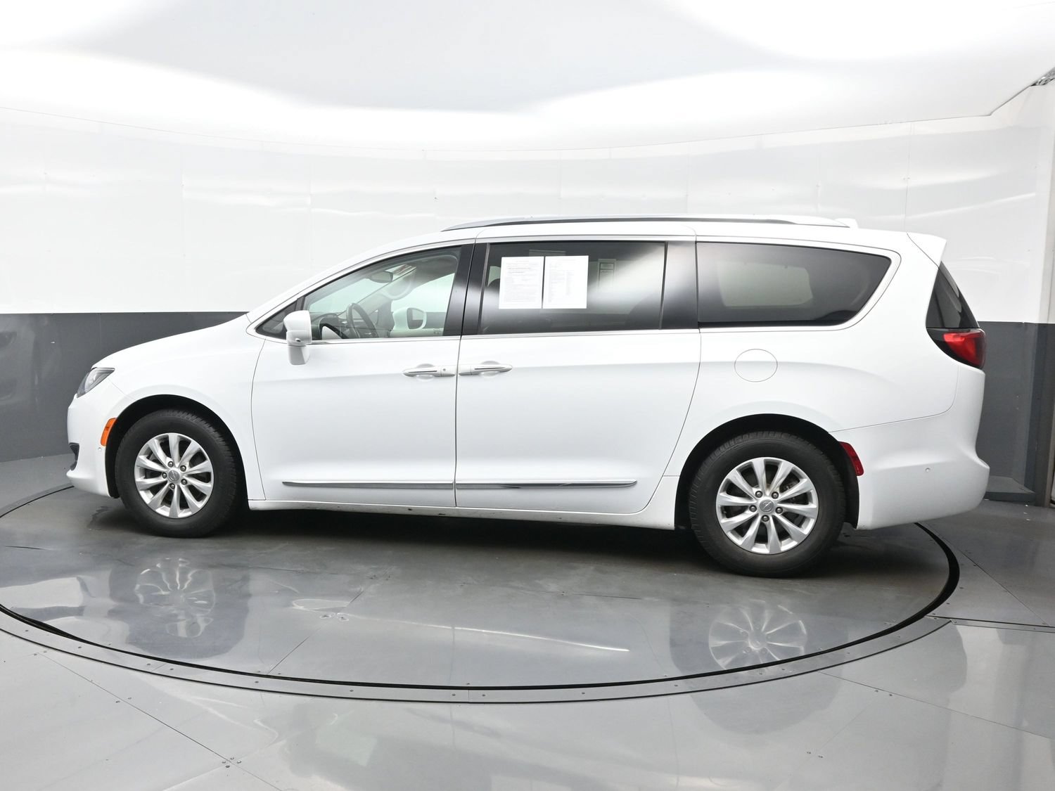 Used 2018 Chrysler Pacifica Touring-L Plus w/ Advanced Safetytec Group FWD image 3