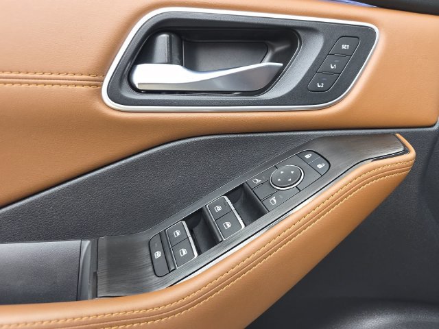 Used 2025 Nissan Rogue Platinum w/ Tech Package FWD image 27