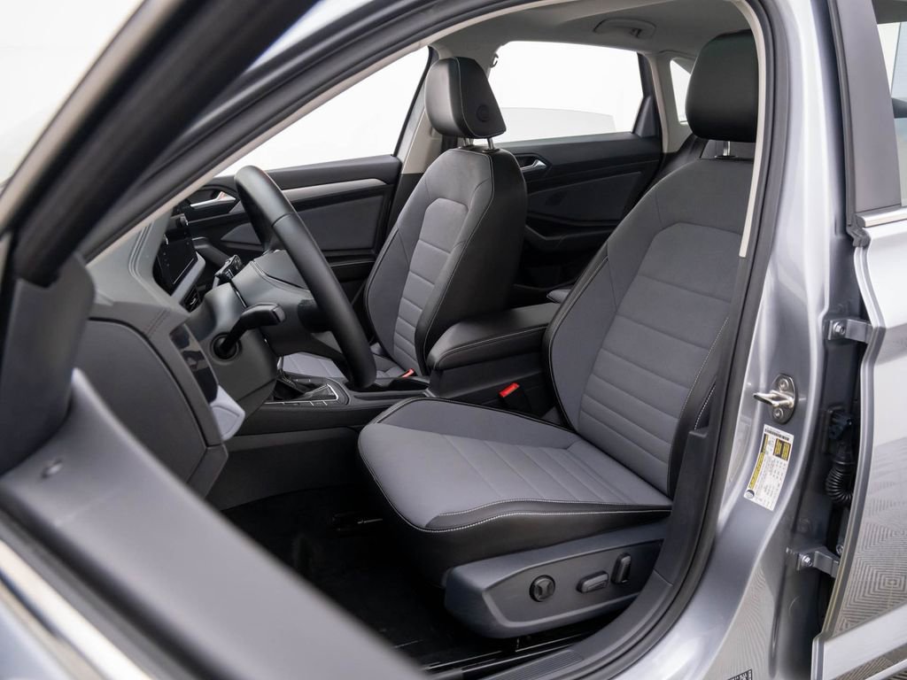 Used 2025 Volkswagen Jetta SE image 11