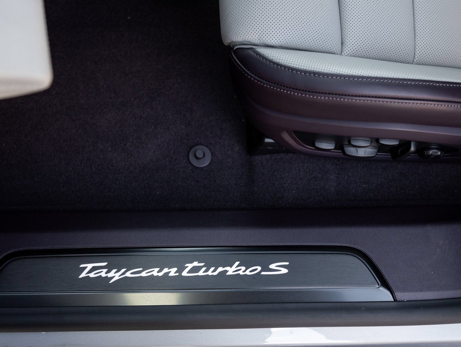 New 2026 Porsche Taycan Turbo S AWD/4WD image 22