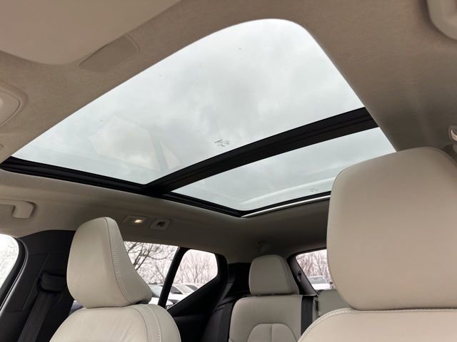 Certified 2023 Volvo XC40 B5 Plus w/ Climate Package image 18