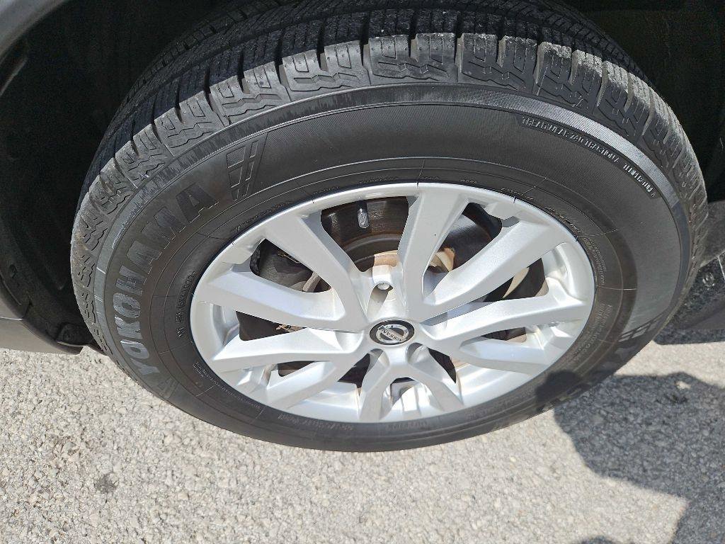 Used 2018 Nissan Rogue SV image 35