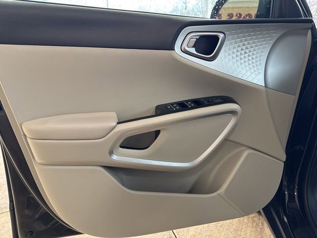 Used 2022 Kia Soul LX image 11