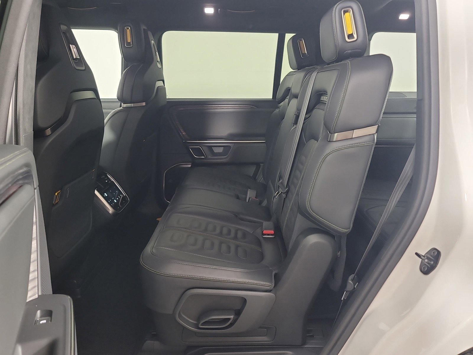 Used 2024 Rivian R1S Adventure AWD/4WD image 21